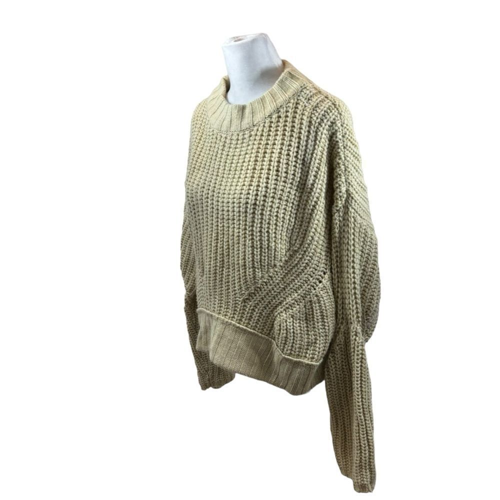 Ladies Moon & Madison brand Cropped Ivory Colored Sweater Size‎ Small